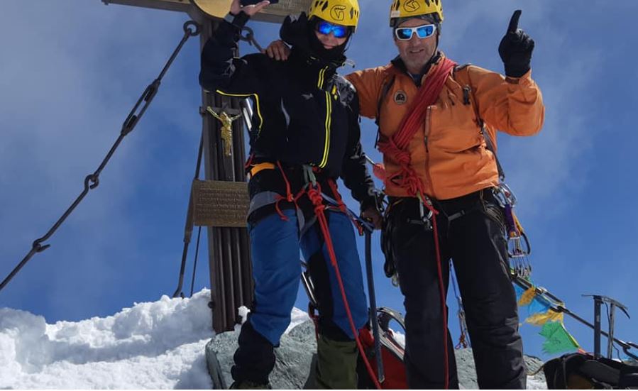 Horský vůdce Pepa Šimůnek s novým adeptem alpinismu na vrcholku VelkéhoZvoníka.